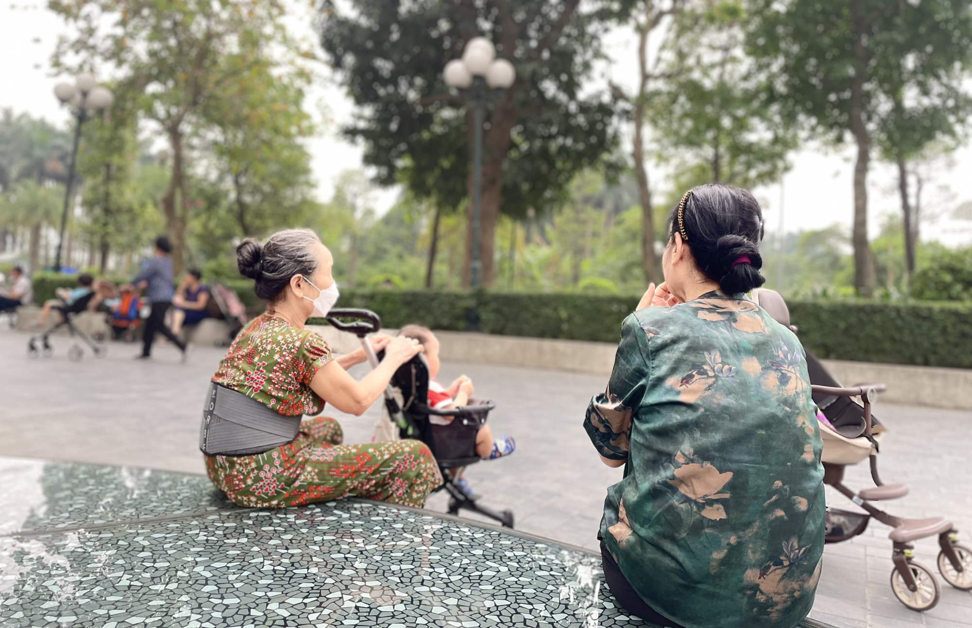 Tại các khu đô thị ven Hà Nội, nhiều gia đình trẻ có người cao tuổi từ quê ra sống cùng. Có những nhà mua luôn cho bố mẹ một căn trong khu để tiện chăm sóc nhau. Ảnh: Phan Dương