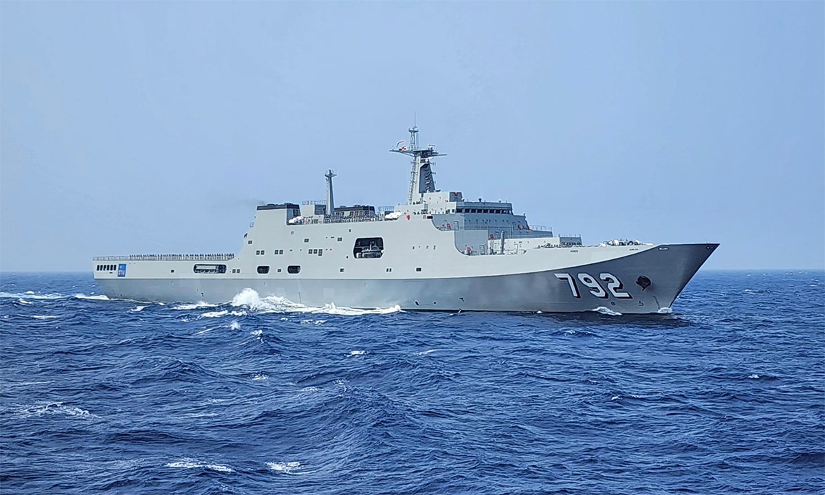 Tàu đổ bộ tấn công HTMS Chang trên đường về Thái Lan. Ảnh: RTN