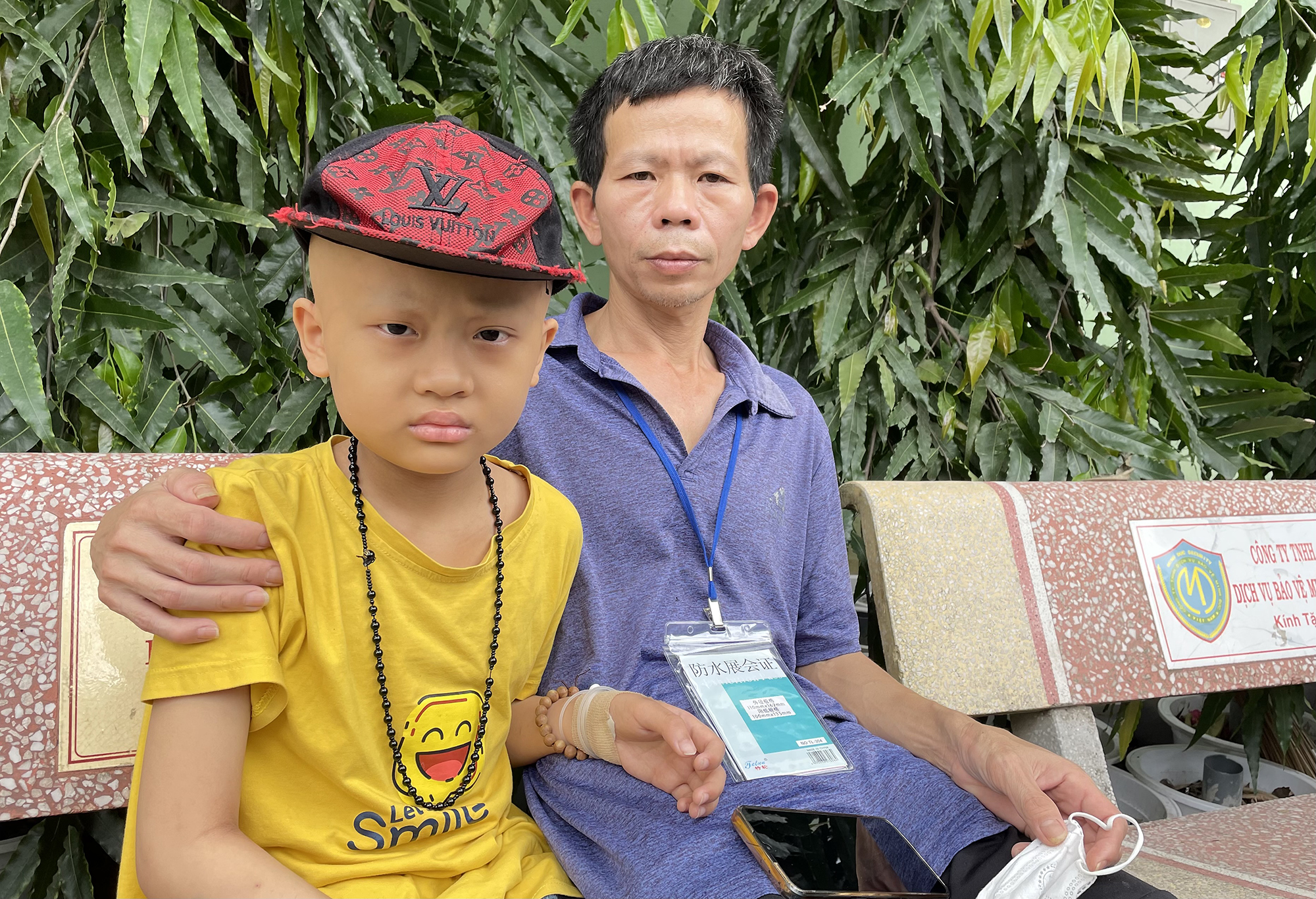 Ông bố 4 năm ăn cơm thừa để chữa bệnh cho con