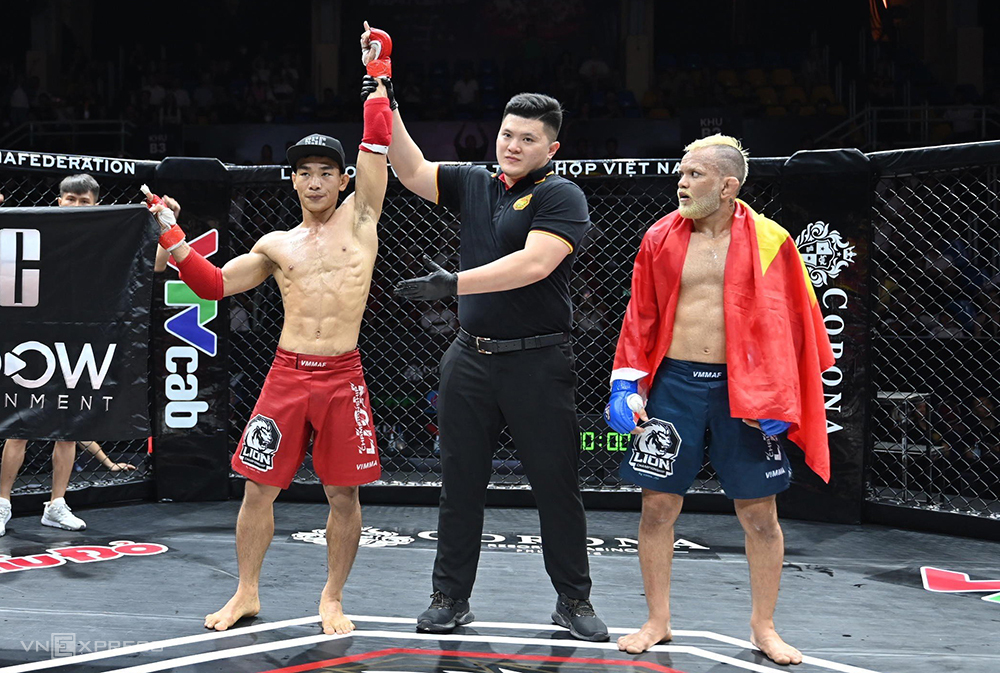 Oliveira ngơ ngác không hiểu điều gì xảy ra khi trọng tài tuyên bố Ngọc Lượng là người chiến thắng tại nhà thi đấu Rạch Miễu TPHCM tối 22/4.