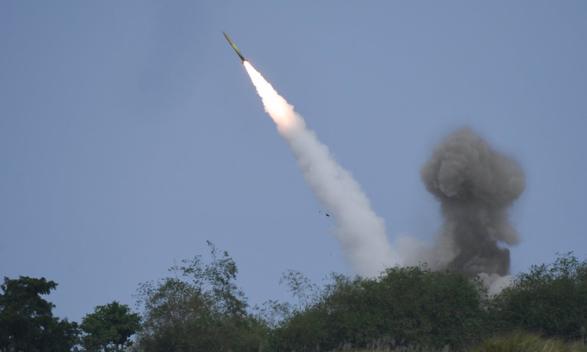 Pháo HIMARS Mỹ khai hỏa trong cuộc tập trận bắn đạn thật ở Philippines ngày 26/4. Ảnh: AFP