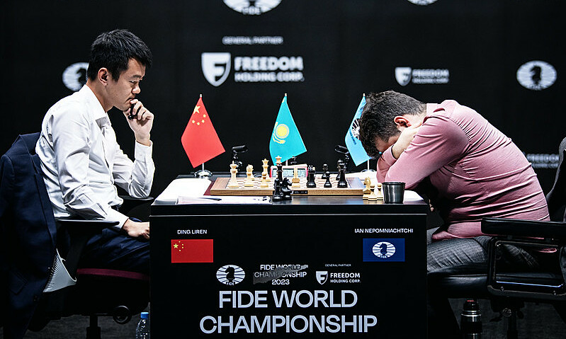 Khoảnh khắc Nepomniachtchi (phải) nhận ra sai lầm và thua Đinh Lập Nhân ở ván 12, chung kết cờ vua thế giới 2023 tại thành phố Astana, Kazakhstan hôm 26/4. Ảnh: FIDE