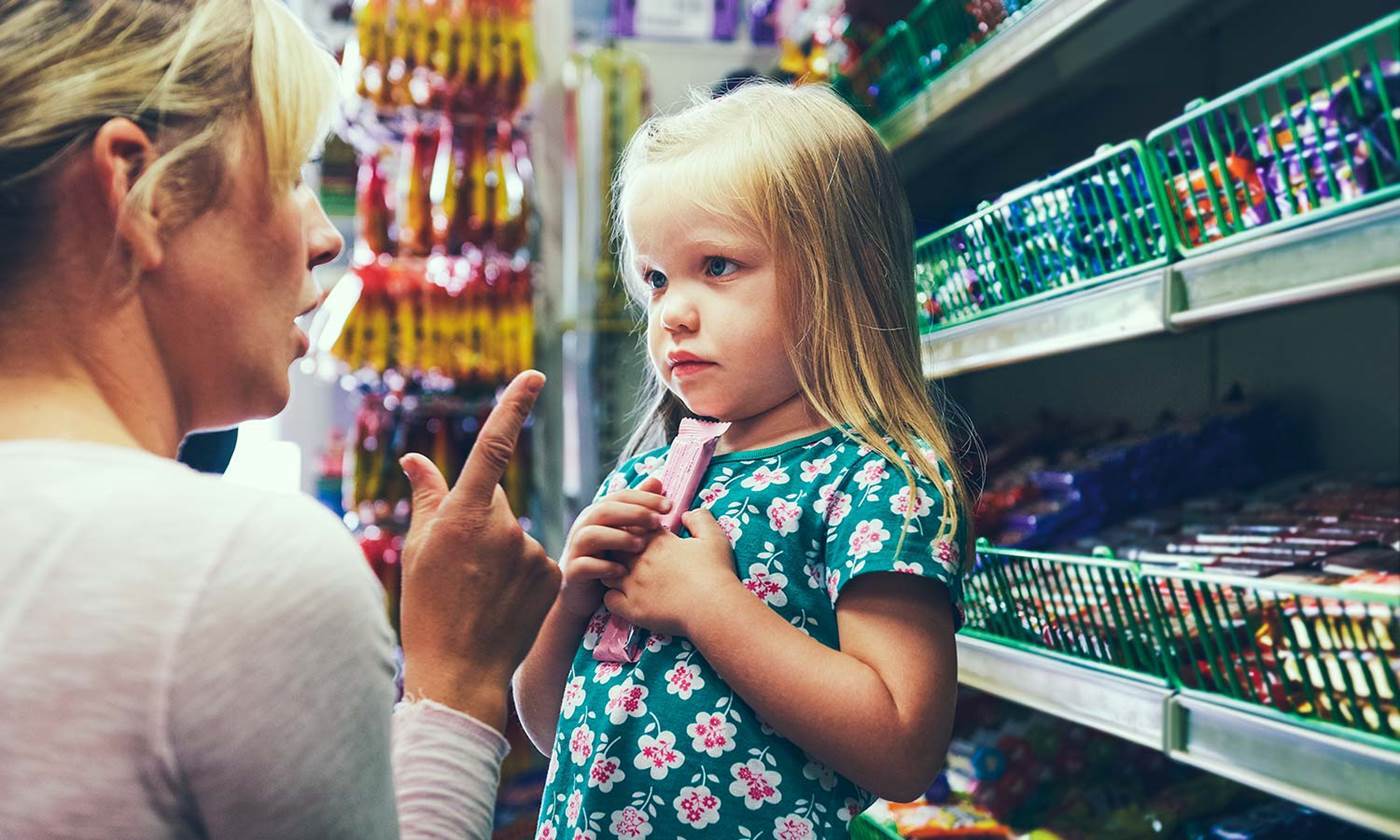 Không nên dạy dỗ con ở nơi công cộng và có người ngoài chứng kiến. Các chuyên gia khuyên trước khi cha mẹ muốn dạy con, cần bảo vệ lòng tự trọng của con. Ảnh: iStock