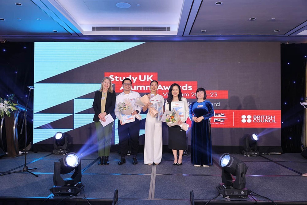 Trịnh Khánh Hạ (đứng giữa) tại buổi lễ trao giải thưởng Study UK Alumni Award 2023