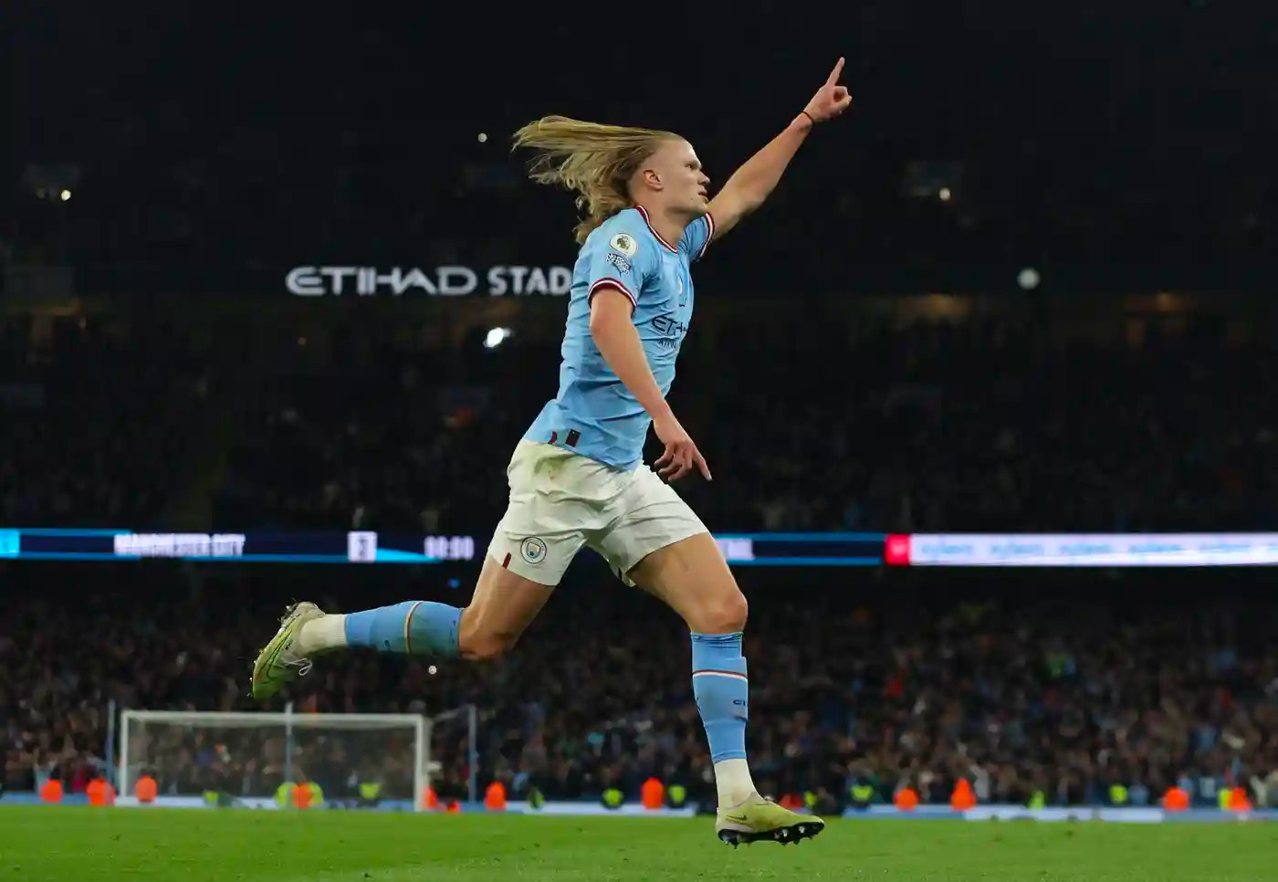 Tiền đạo Erling Haaland mừng bàn ấn định tỷ số 4-1 cho Man City trước Arsenal trên sân Etihad, thành phố Manchester ở vòng 33 Ngoại hạng Anh ngày 26/4/2023. Ảnh: Reuters