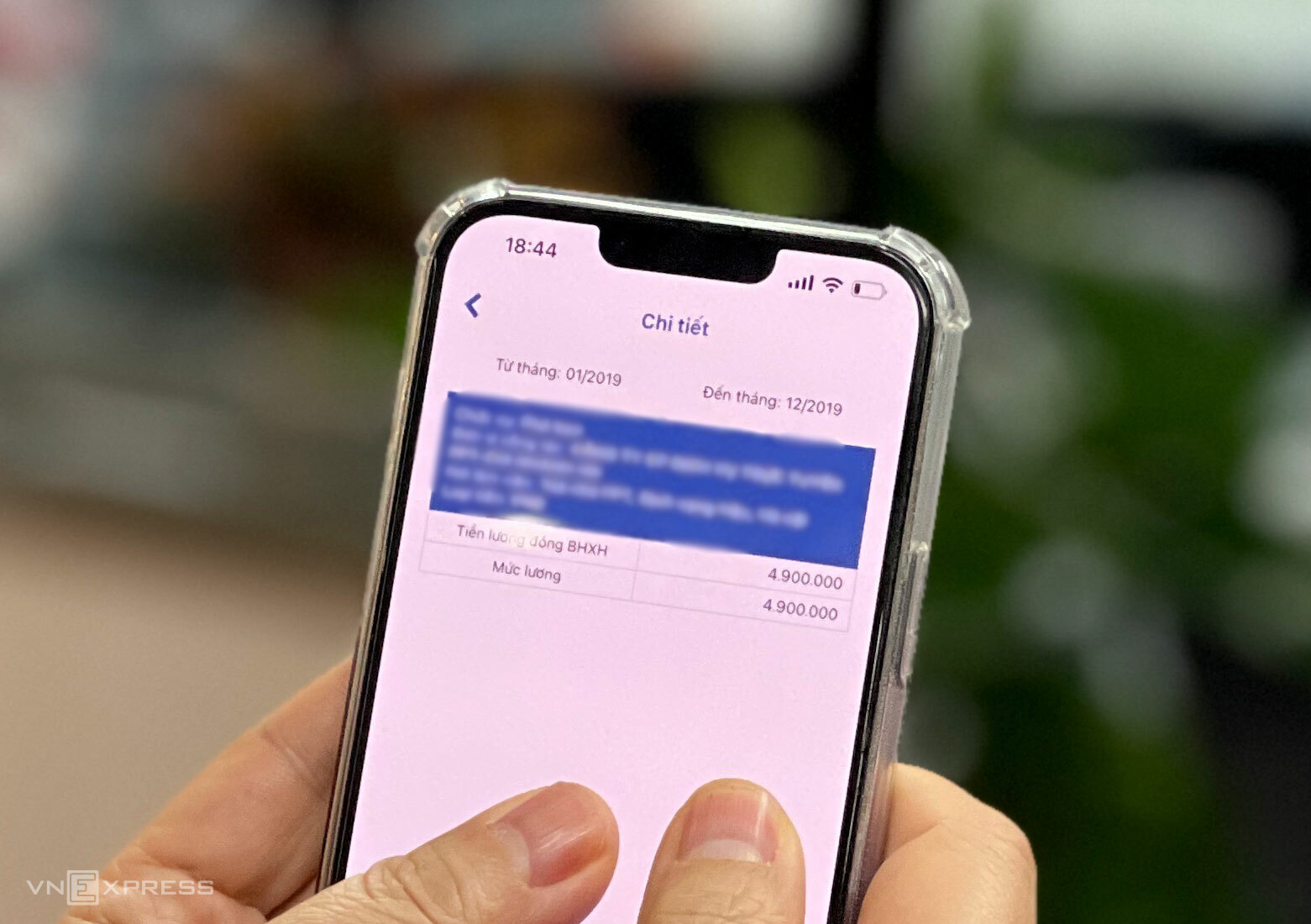 Mức lương làm căn cứ đóng BHXH của một lao động năm 2019 ở mức 4,9 triệu đồng, nhỉnh hơn lương tối thiểu vùng I (4,18 triệu) gần 12%. Ảnh: Hồng Chiêu