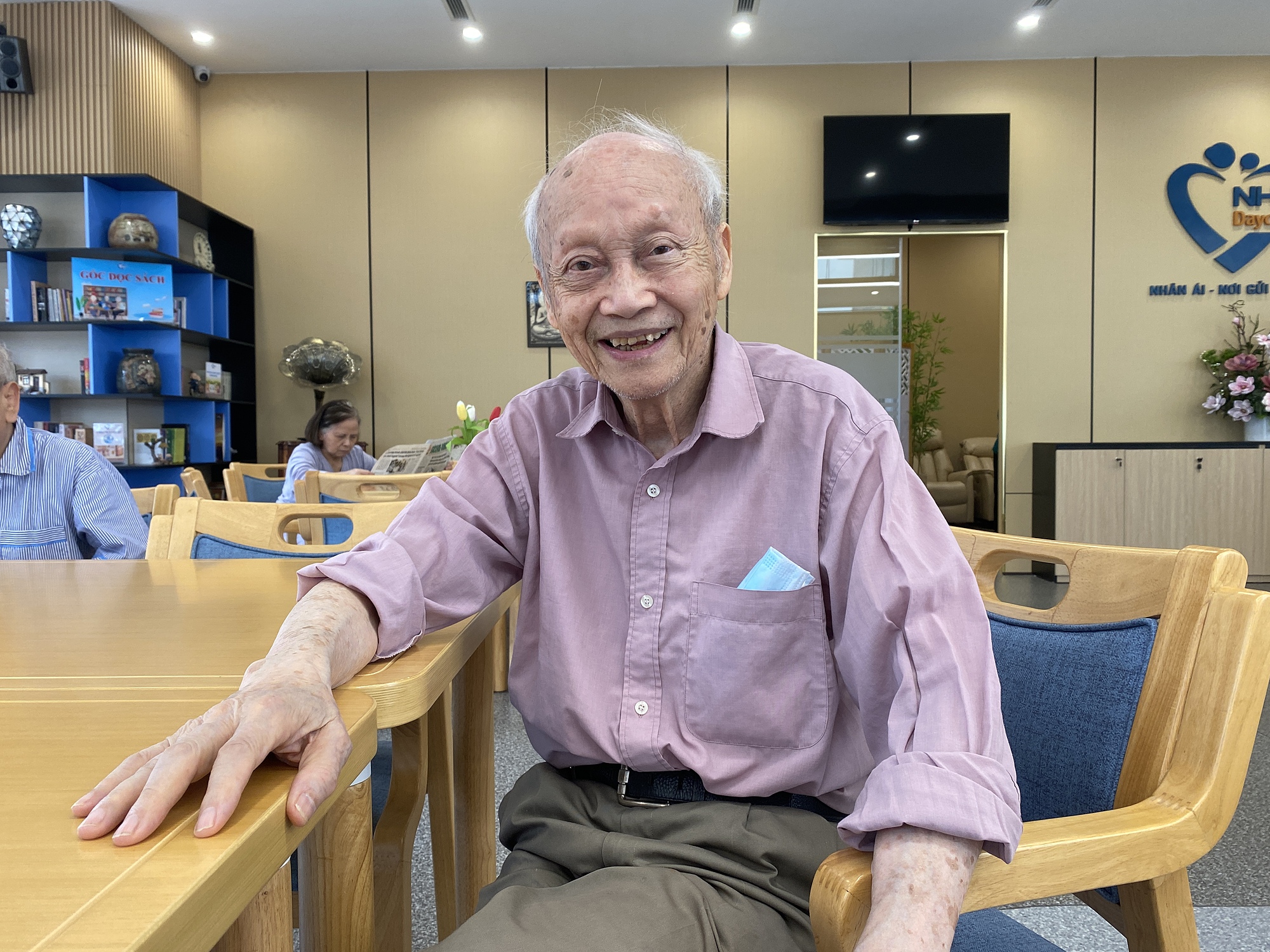 Cụ ông Đặng Hanh Phức, 94 tuổi, tại trung tâm chăm sóc sức khỏe ban ngày cho người cao tuổi ở quận Bắc Từ Liêm, sáng 24/4. Ảnh: Quỳnh Nguyễn