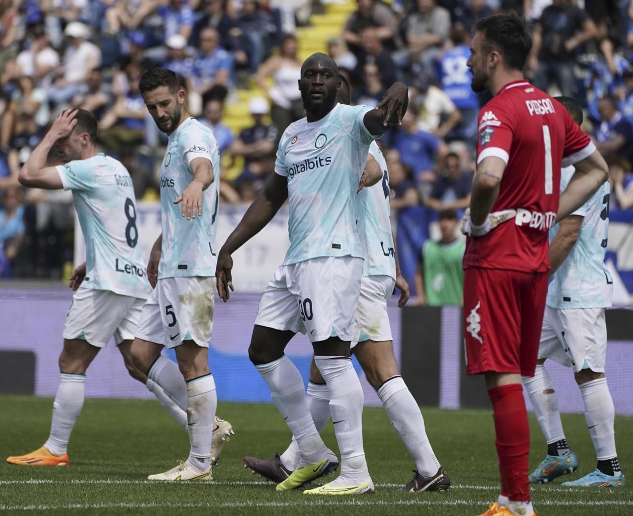 Lukaku (giữa) mừng bàn trong trận thắng Empoli tối 23/4. Ảnh: AP