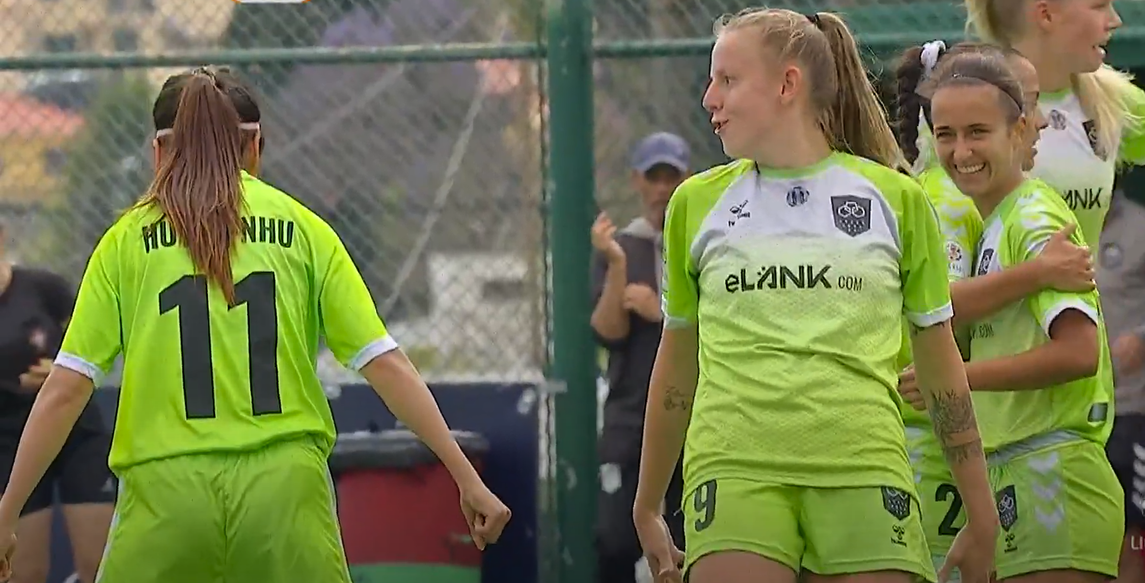 Huỳnh Như (số 11) và Malu Schmidt (số 9) ăn mừng kiểu Ronaldo sau bàn gỡ hoà 1-1. Ảnh: Chụp màn hình