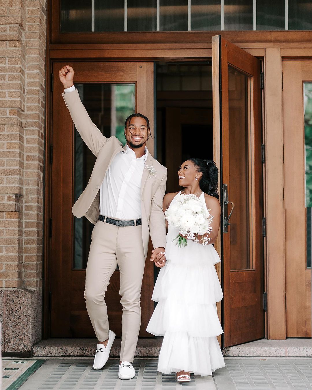 Simone Biles và Jonathan Owens hạnh phúc trong lễ cưới tại tòa ở Mỹ. Ảnh: Instagram Simone Biles