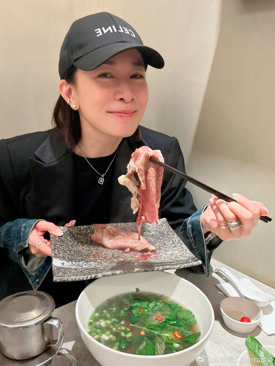 Thi Mạn ăn phở bò wagyu, uống cà phê phin. Ảnh: Weibo/She Shiman