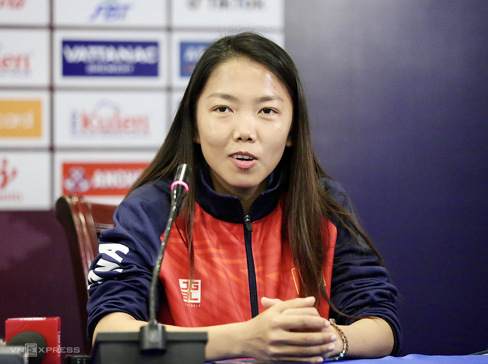 1a-jpeg-1582-1683780497 Huỳnh Như trong buổi họp báo trước trận bán kết tại Phnom Penh hôm nay 11/5. Ảnh: Lâm Thoả