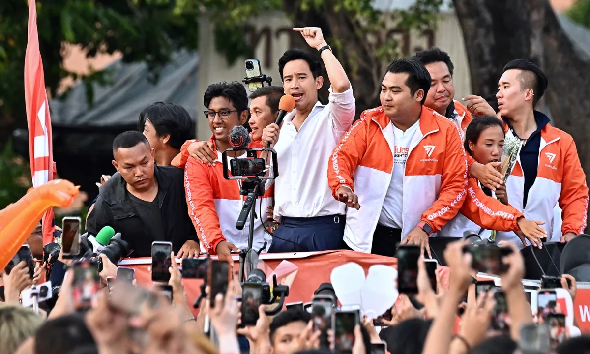 230517101740-thailand-pita-lim-5283-7851-1684488540 Lãnh đạo đảng Move Forward Pita Limjaroenrat (giữa, cầm mic) dẫn đầu cuộc diễu hành chiến thắng với các đảng viên và người ủng hộ ở thủ đô Bangkok, Thái Lan, ngày 15/5. Ảnh: AFP