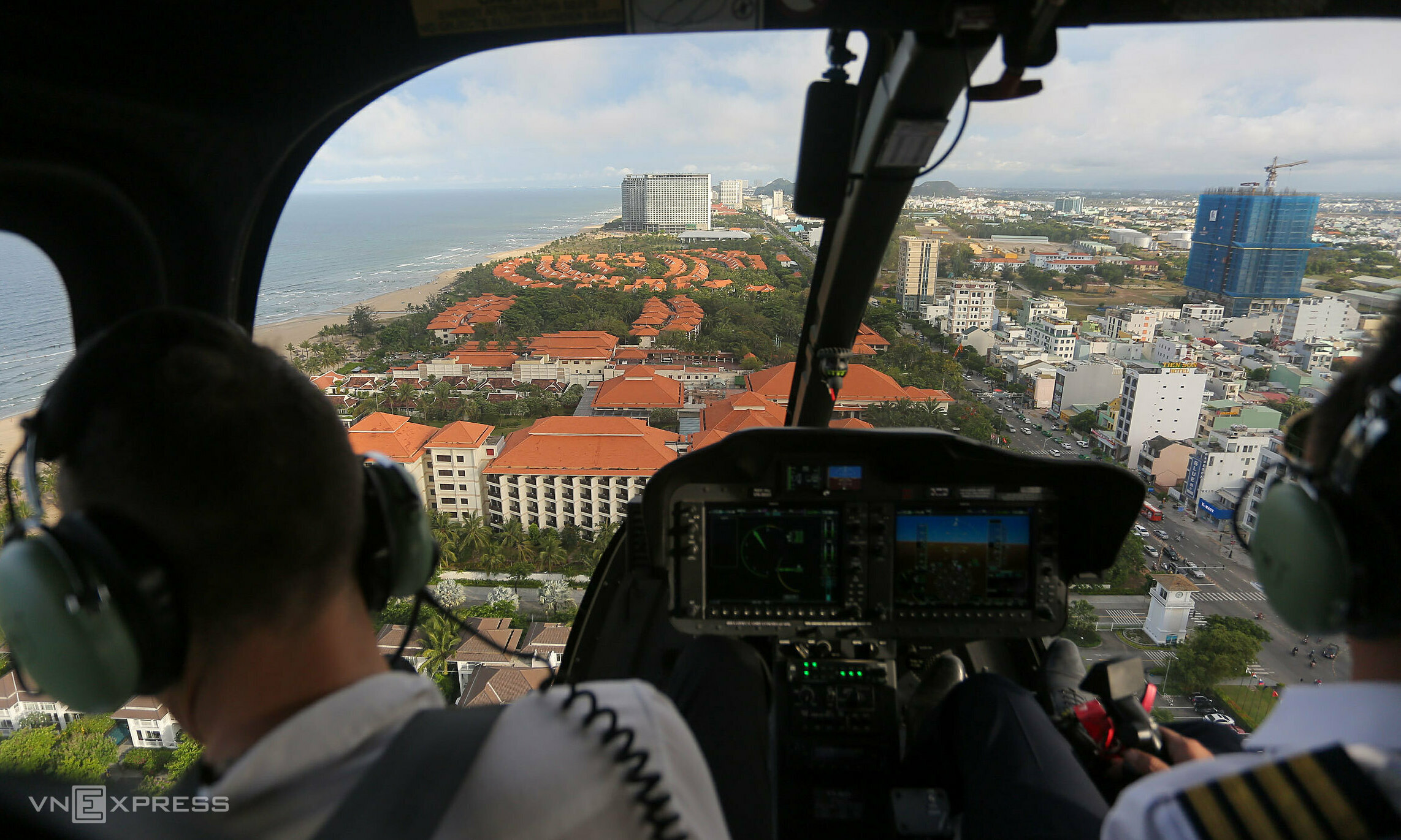 6a5a8256-jpg-1682740344-2507-1682740795 Các resort ven biển Đà Nẵng nhìn từ buồng lái một máy bay. Ảnh: Nguyễn Đông