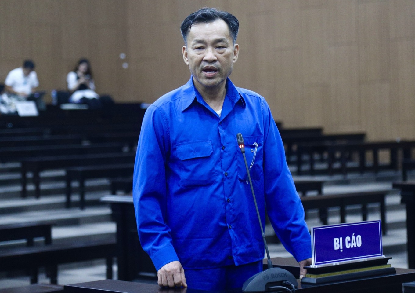 714abe51a2e77db924f6-jpeg-1683-1400-6762-1684311942 Cựu chủ tịch tỉnh Bình Thuận Nguyễn Ngọc Hai trả lời xét hỏi hôm 11/5. Ảnh:Danh Lam