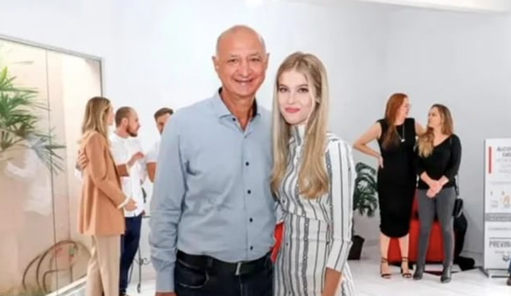 a-nh-chu-p-ma-n-hi-nh-2023-05-4065-2454-1683618257 Cựu thị trưởng Dehaini và người vợ kém 49 tuổi trong hôn lễ hồi giữa tháng 4/2023. Ảnh: Newsflash/MagazineFeatures