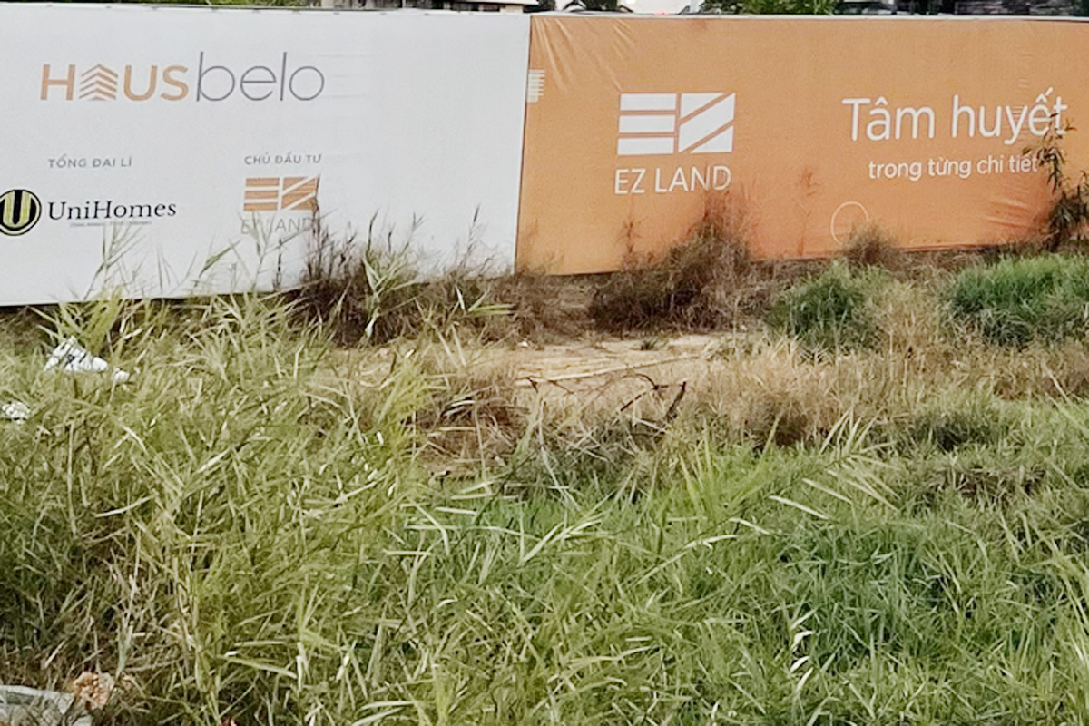 a-tb-hausbelo-pic-trung-tin-3-6179-1684128143 Hàng rào khu đất dự án Hausbelo vẫn còn lưu lại thông tin tên dự án và công bố EZLand (công ty mẹ của Công ty AHC Minh Sơn) là chủ đầu tư dự án. Ảnh: Trung Tín
