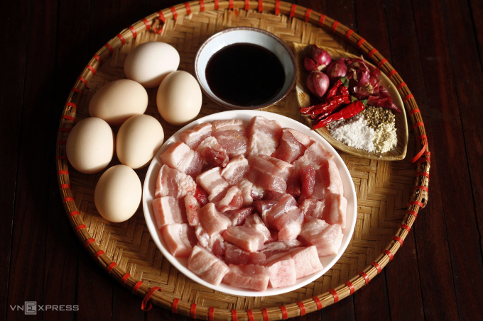 anh-1-chon-nac-mo-dan-xen-1-3495-1683624945 Chọn thịt dọi quế nạc mỡ đan xen là ngon nhất khi làm thịt kho. Ảnh: Bùi Thủy