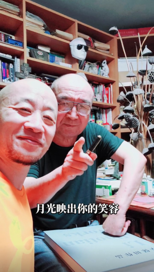 bao-dien-8129-1685002967 Lý Bảo Điền (phải) và con trai Lý Úc. Ảnh: Douyin