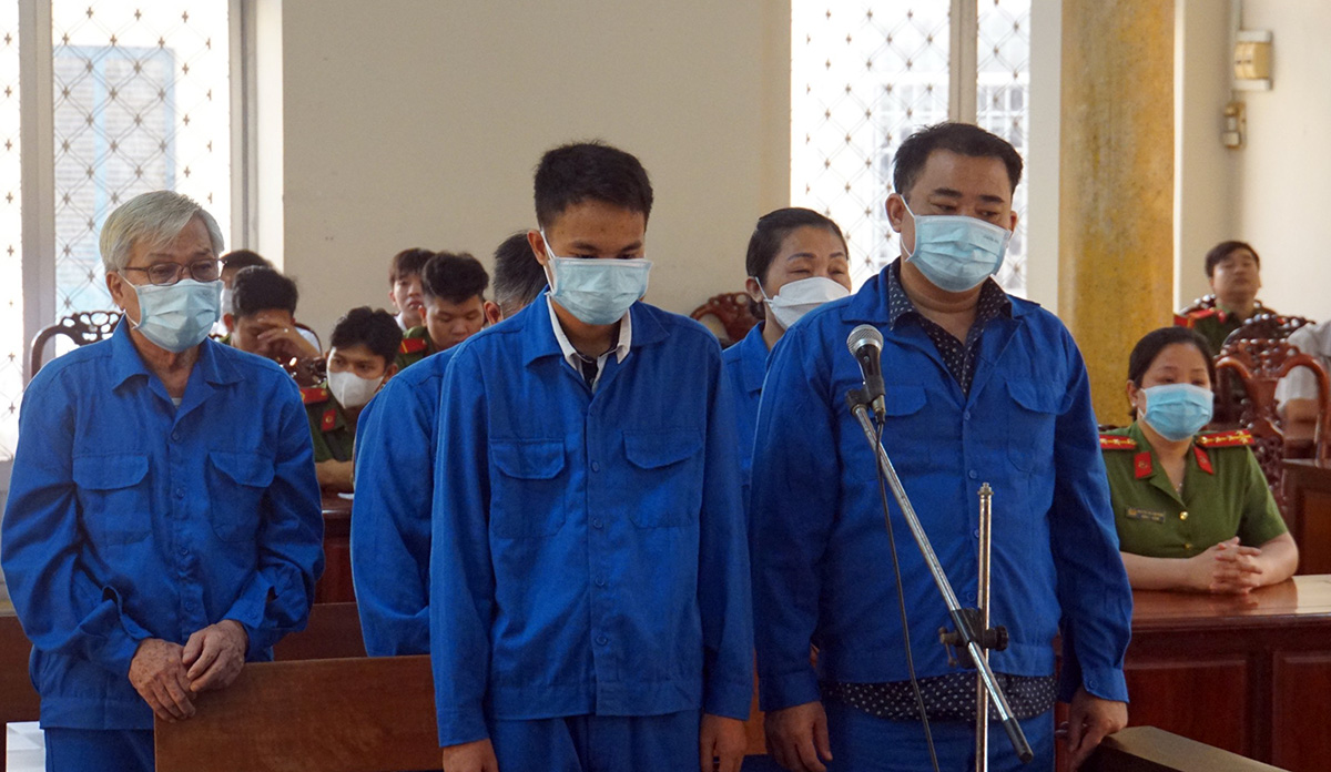 cac-bi-cao-nghe-tuyen-an-manh-6507-1683693759 Các bị cáo nghe tuyên án, ngày 10/5. Ảnh: An Bình