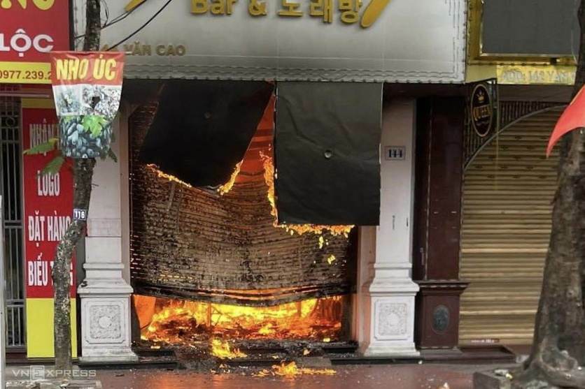 chay-6239-1683879069 Quán bar bốc cháy chiều 12/5. Ảnh: Lê Tân