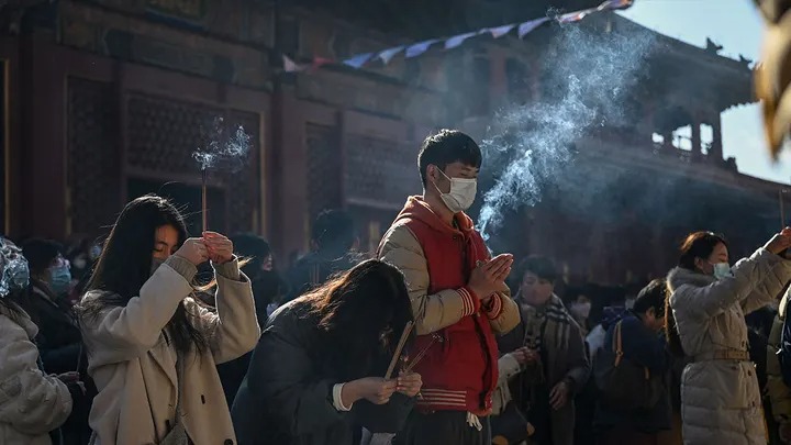 Người trẻ đi lễ ở đền Lama, Bắc Kinh ngày 19/2/2023. Ảnh: AFP