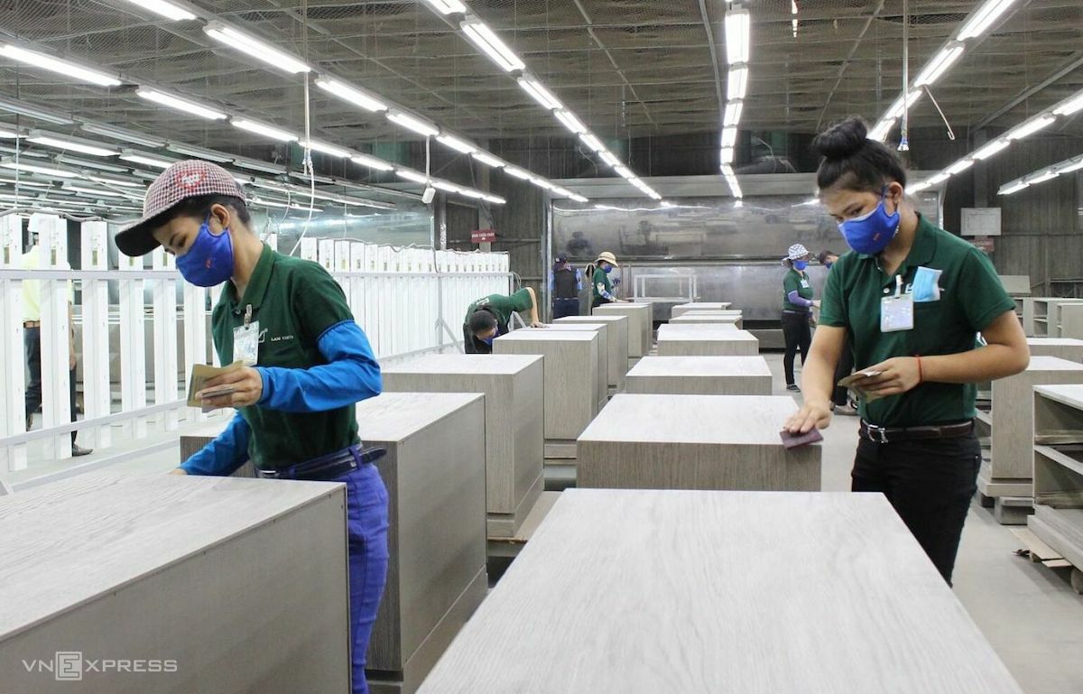 doanh-nghiep-go-jpeg-7499-1685011412 Công nhân nhà máy Gỗ Lâm Việt (Bình Dương) trong giờ sản xuất. Ảnh: Đình Trọng