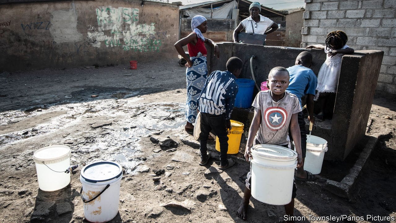 fed1-56-7679-1684313788 Người dân mua nước uống tại Kanyama, Kenya. Ảnh: Simon Townsley