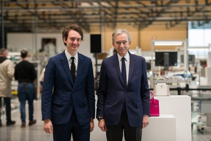 frederic-arnault-1510-1684143713 Hai cha con Frédéric và Bernard Arnault trong một xưởng sản xuất của Louis Vuitton hồi tháng 2. Ảnh: Bloomberg