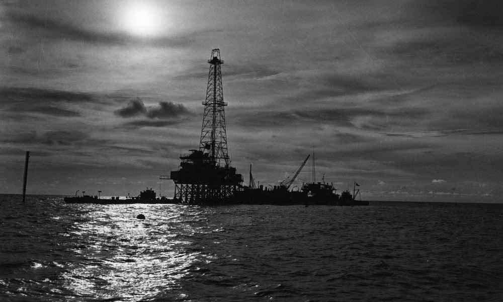 gieng-dau-khi-set-3045-1684313843 Một giếng khai thác ở vịnh Mexico, ngoài khơi bờ biển bang Louisiana. Ảnh: Louisiana Bettmann