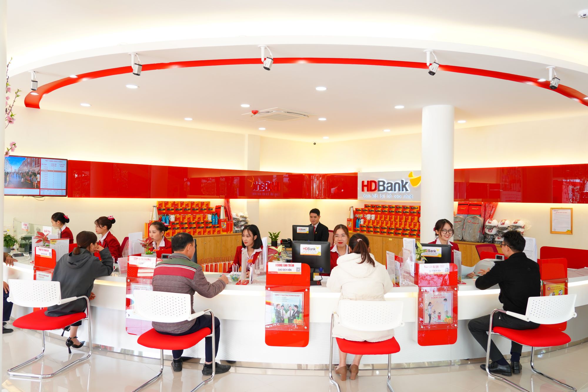 hdb-5-1794-1683860537 Khách hàng tới giao dịch tại chi nhánh HDBank. Ảnh: