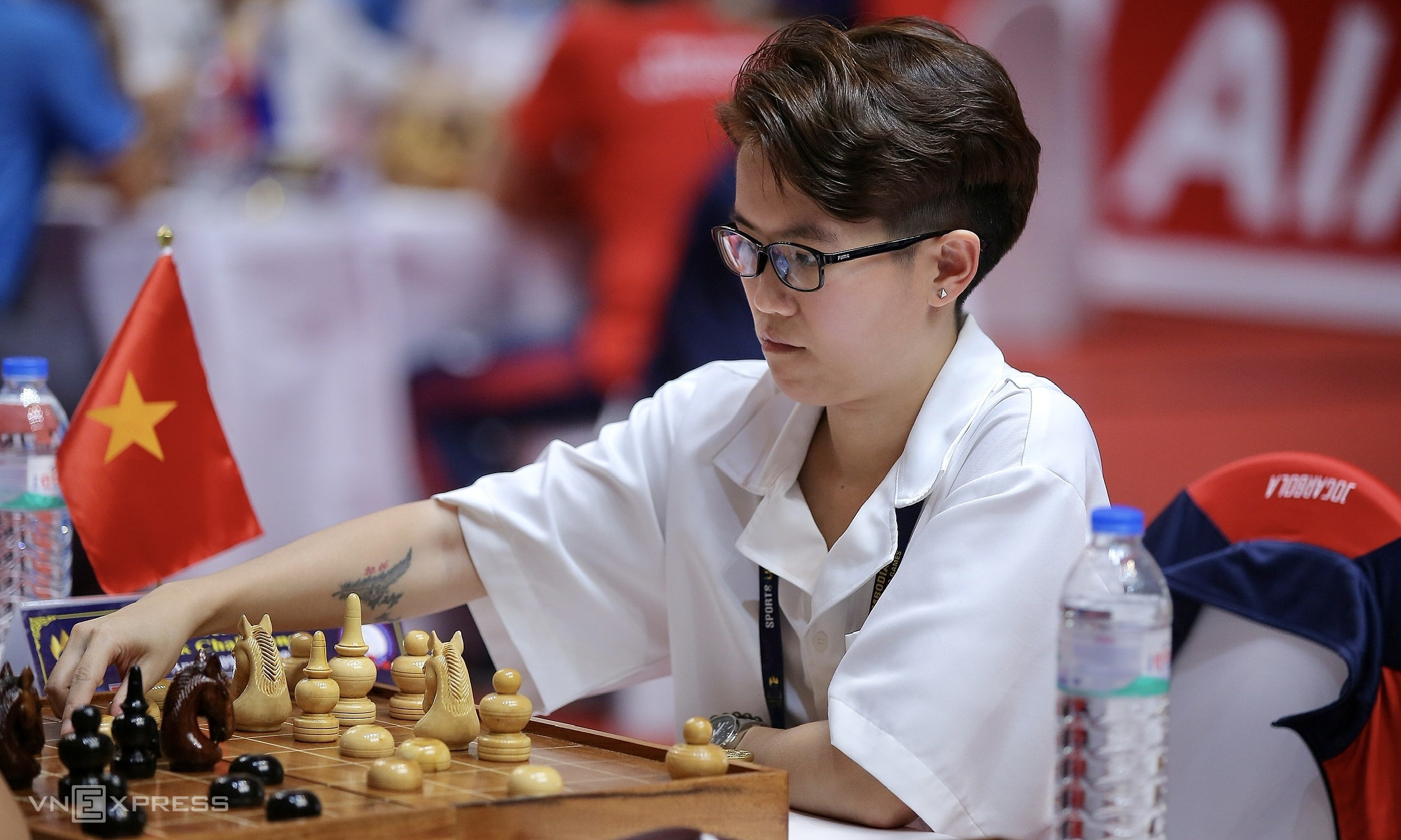 Kỳ thủ Tôn Nữ Hồng Ân trong ván đấu đối thủ Philippines chiều 2/5/2023, nội dung cờ tiêu chuẩn đồng đội cờ ouk chatrang SEA Games 32 tại Phnom Penh, Campuchia. Ảnh:Lâm Thoả