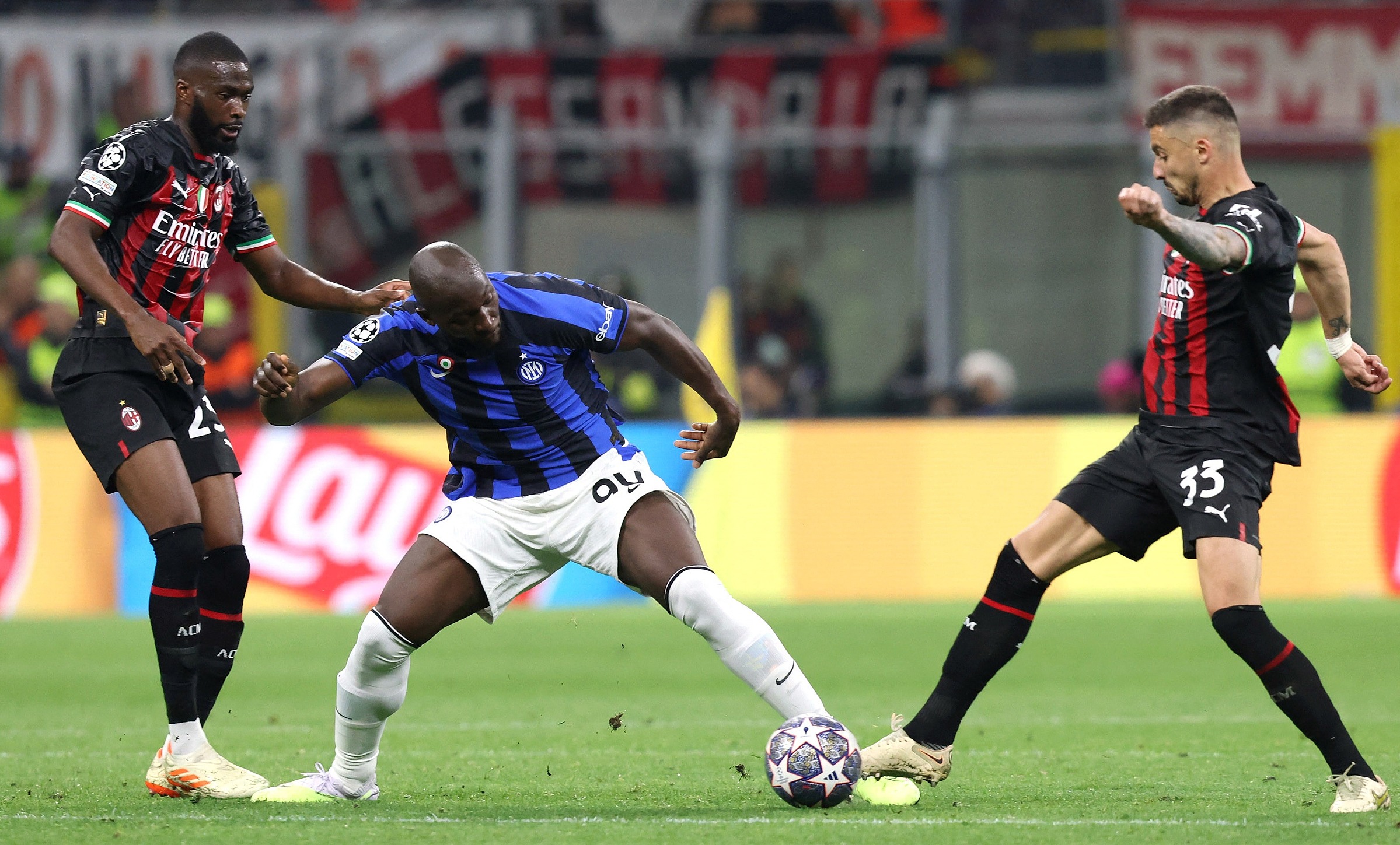 hr326acc6bmmfpcan46jd4q5ka-168-9398-2072-1684830202 Lukaku tung hoành giữa hàng thủ Milan trong trận bán kết lượt đi Champions League ngày 10/5. Ảnh: Reuters