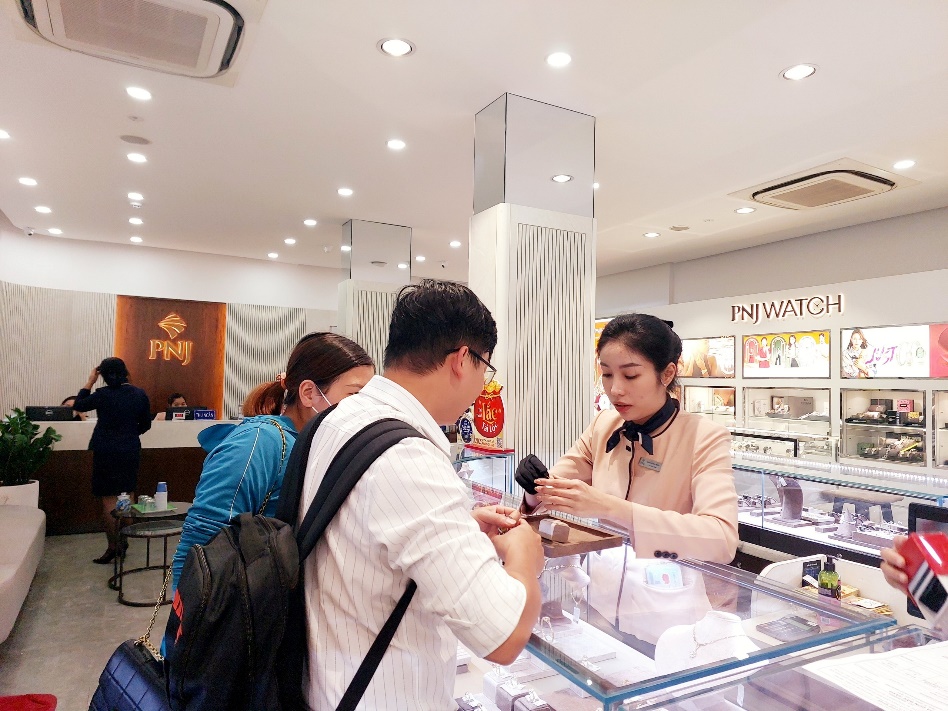 image001-4996-1684893782 Khách trải nghiệm tại cửa hàng PNJ. Ảnh: Bích Tuyền