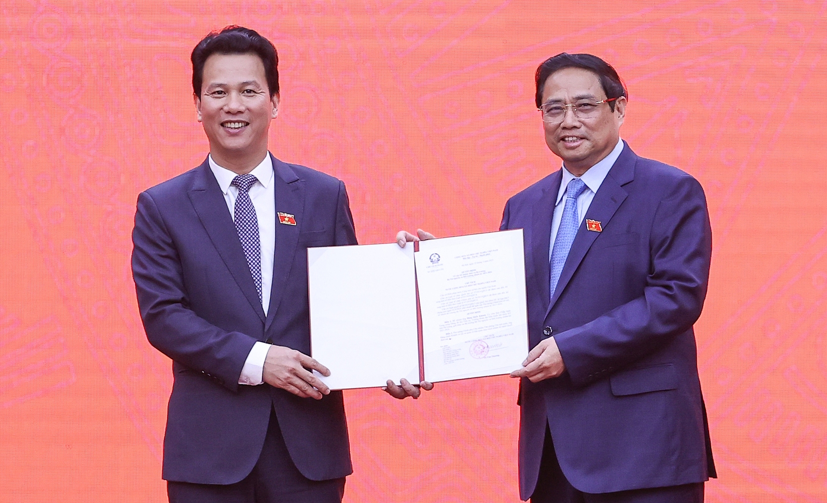 img9870-1685008777817179348867-1344-8373-1685015830 Thủ tướng Phạm Minh Chính trao Quyết định của Chủ tịch nước bổ nhiệm ông Đặng Quốc Khánh, Bí thư Tỉnh ủy Hà Giang làm Bộ trưởng Bộ Tài nguyên và Môi trường nhiệm kỳ 2021-2026 - Ảnh: VGP/Nhật Bắc