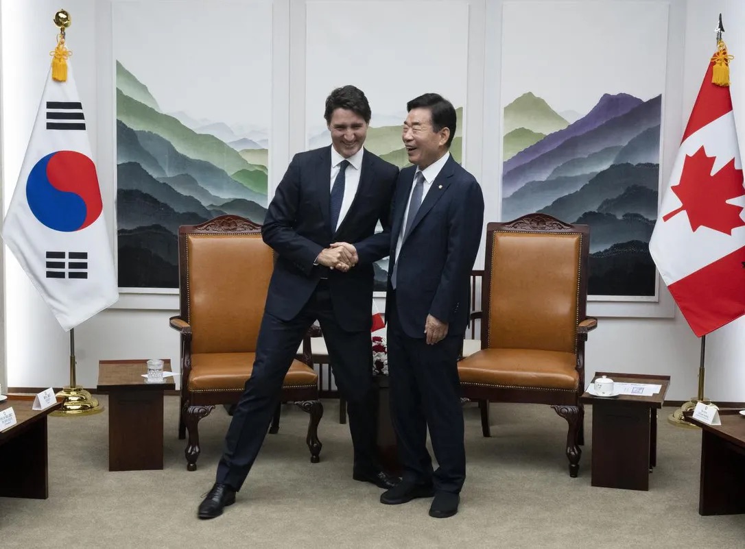 justin-trudeau-jpeg-3623-1684548357 Thủ tướng Canada Justin Trudeau (trái và Chủ tịch Quốc hội Hàn Quốc Kim Jin-pyo gặp nhau tại Seoul ngày 17/5. Ảnh: The Star