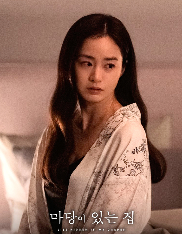 kim-9824-1684832212 Người đẹp nhận chú ý của nhiều khán giả khi chuẩn bị ra mắt phim kinh dị Lies Hidden in My Garden. Cô đóng Moon Joo Ran, người vợ nội trợ sống trong ngôi nhà có vườn hoa. Bề ngoài, cuộc sống của gia đình Moon Joo Ran sung túc, được nhiều người ngưỡng mộ. Từ khi ngửi thấy mùi lạ trong vườn, cuộc sống của Moon Joo Ran bị xáo trộn.