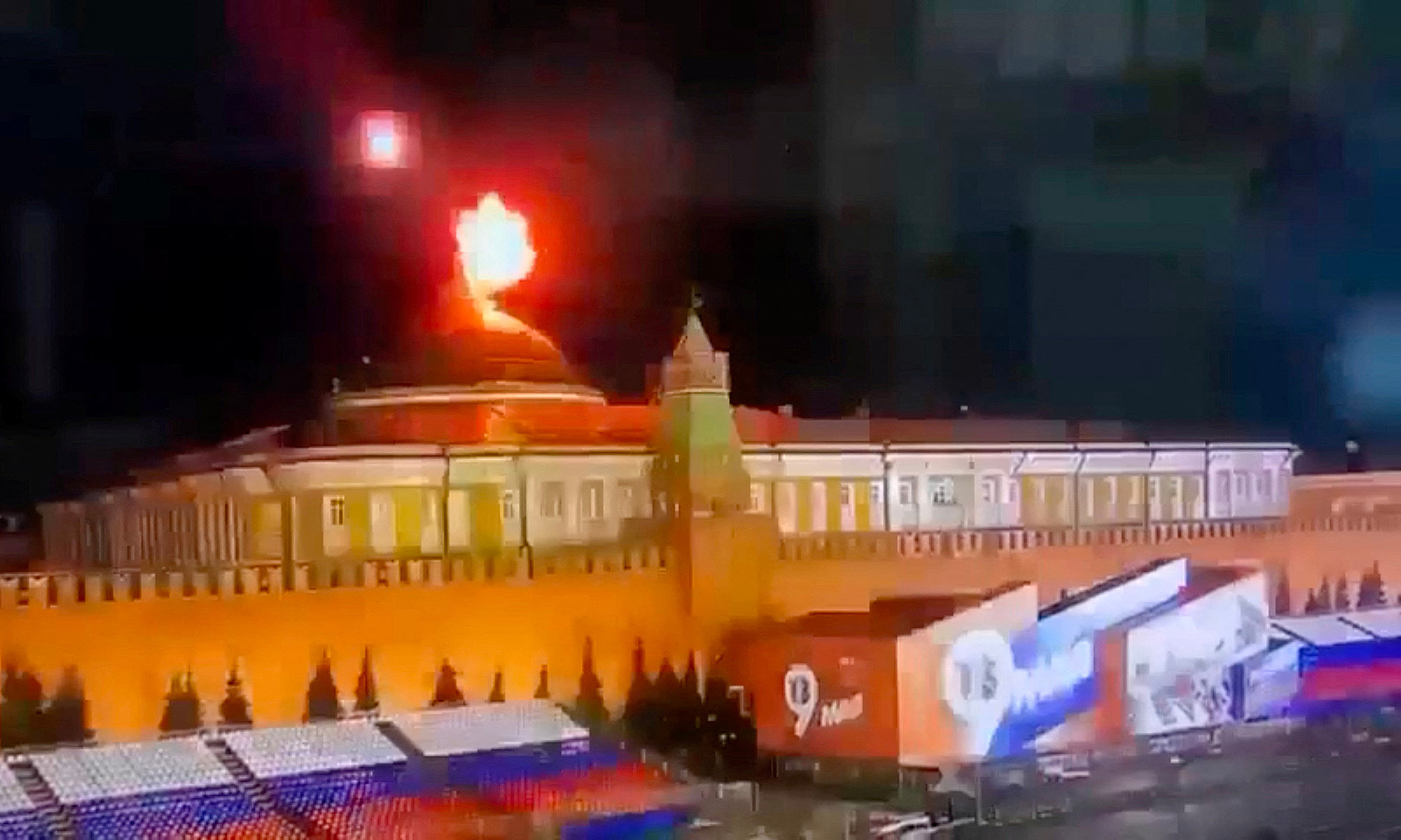 kremlin-reuters-1683179925-9376-1683180286 Vật thể phát nổ trên nóc Điện Kremlin ở thủ đô Moskva, Nga ngày 3/5. Ảnh: Reuters