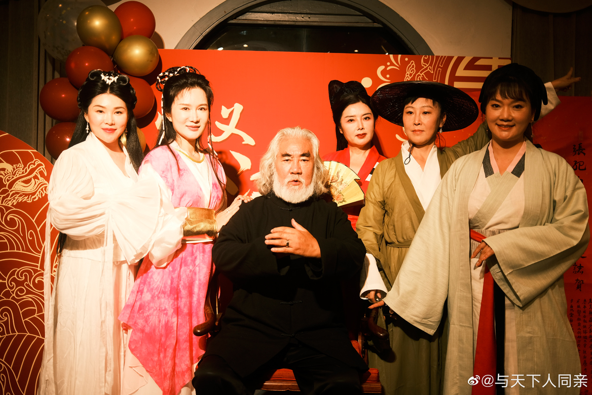 lam-12-1602-1685091558 Đỗ Tinh Lâm (trang phục hồng), Trương Kỷ Trung và các khách mời. Ảnh: Sina