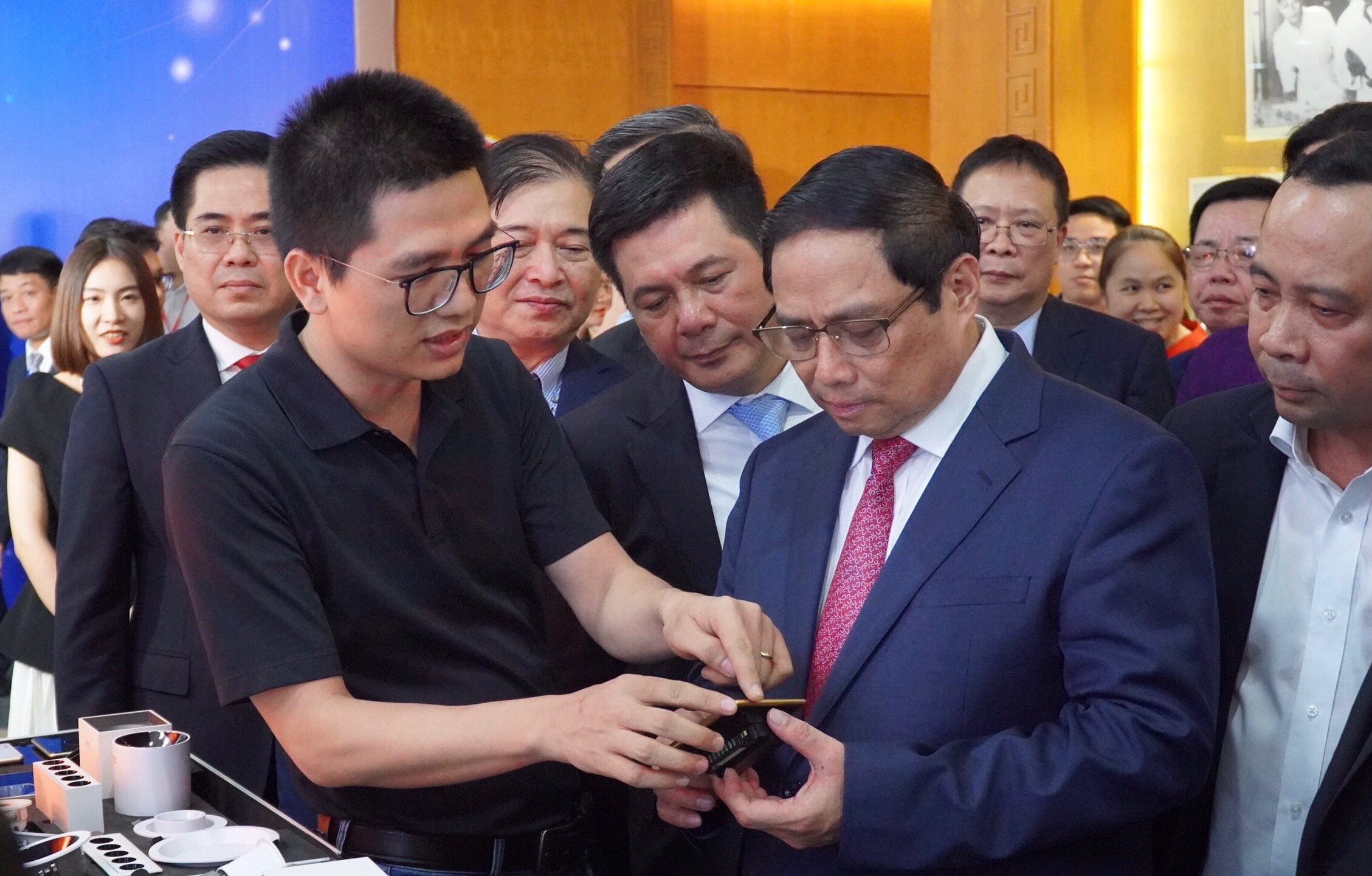 lumi1-7473-1684405830 Thủ tướng Phạm Minh Chính tìm hiểu sản phẩm của Lumi Việt Nam tại gian hàng. Ảnh: Lumi Việt Nam