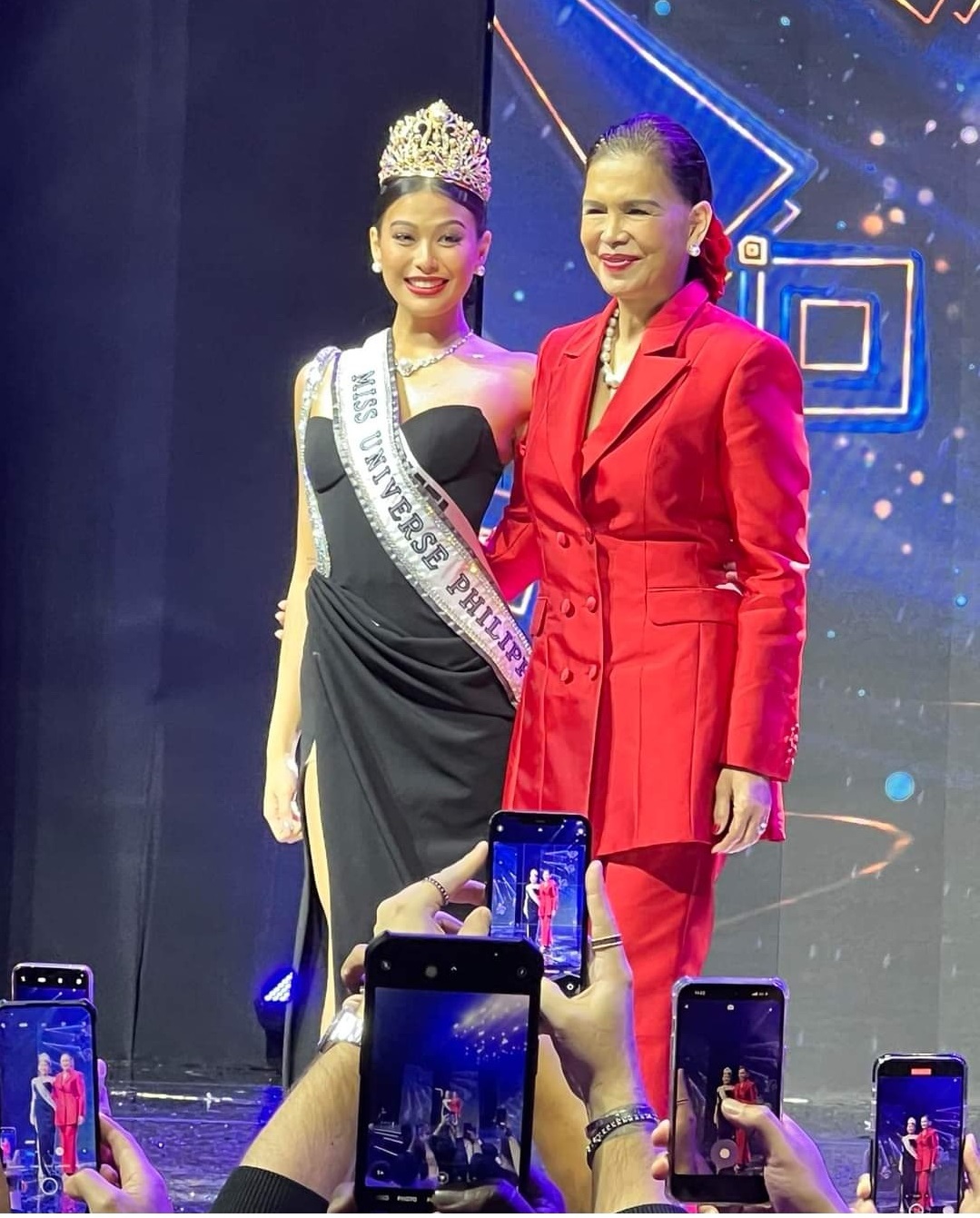 michelle-dee-1-7307-1684144272 Bà Melanie Marquez (phải) đến ủng hộ con gái Michelle Dee tại chung kết Hoa hậu Hoàn vũ Phillipines tối 13/5. Ảnh: Opmb