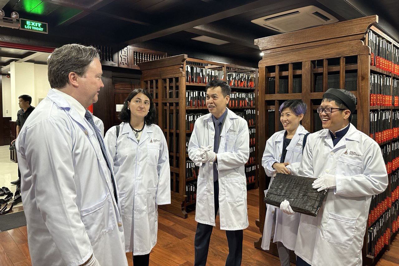 moc-ban-9319-1685027083 Đại sứ Hoa Kỳ Marc E. Knapper trao đổi với các chuyên gia trong khuôn khổ lễ công bố hoàn thành dự án. Ảnh: Khánh Hương