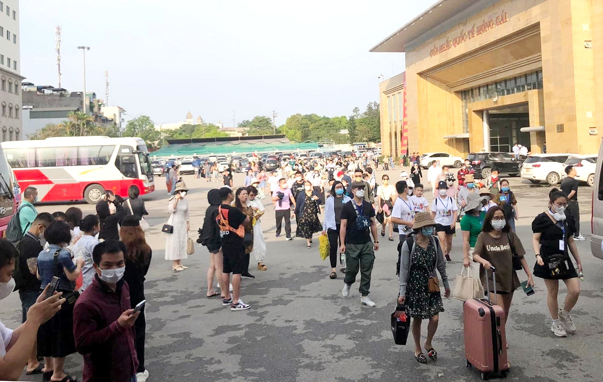 Dòng người đổ về cửa khẩu quốc tế Móng Cái làm thủ tục sang Đông Hưng du lịch sáng 30/4. Ảnh: Xuân Hoa