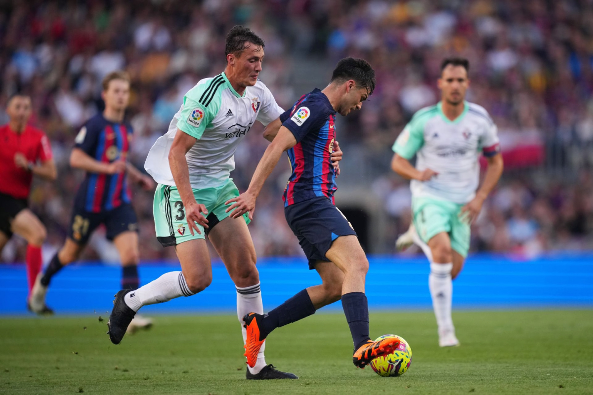Herrando ngăn Pedri đối mặt thủ môn ở phút 27 trận Barca - Osasuna tối 2/5. Ảnh: EFE