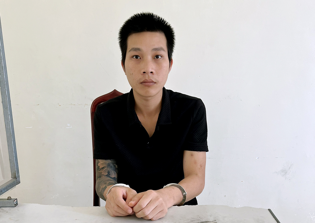 Nghi can Vĩnh tại cơ quan điều tra. Ảnh: Hùng Lê