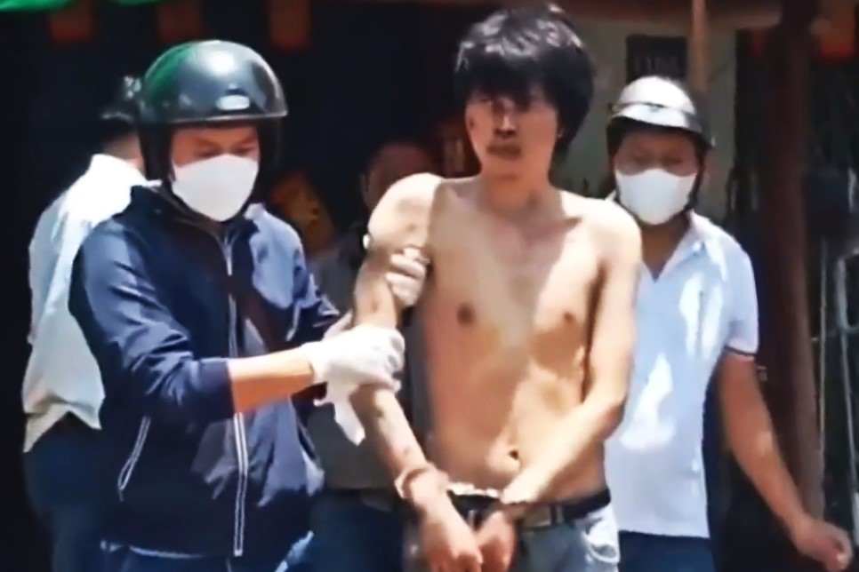 nghi-pham-venh-1934-1685086049 Nghi phạm Vềnh bị cảnh sát bắt giữ để điều tra, trưa 26/5. Ảnh: Tứ Hải