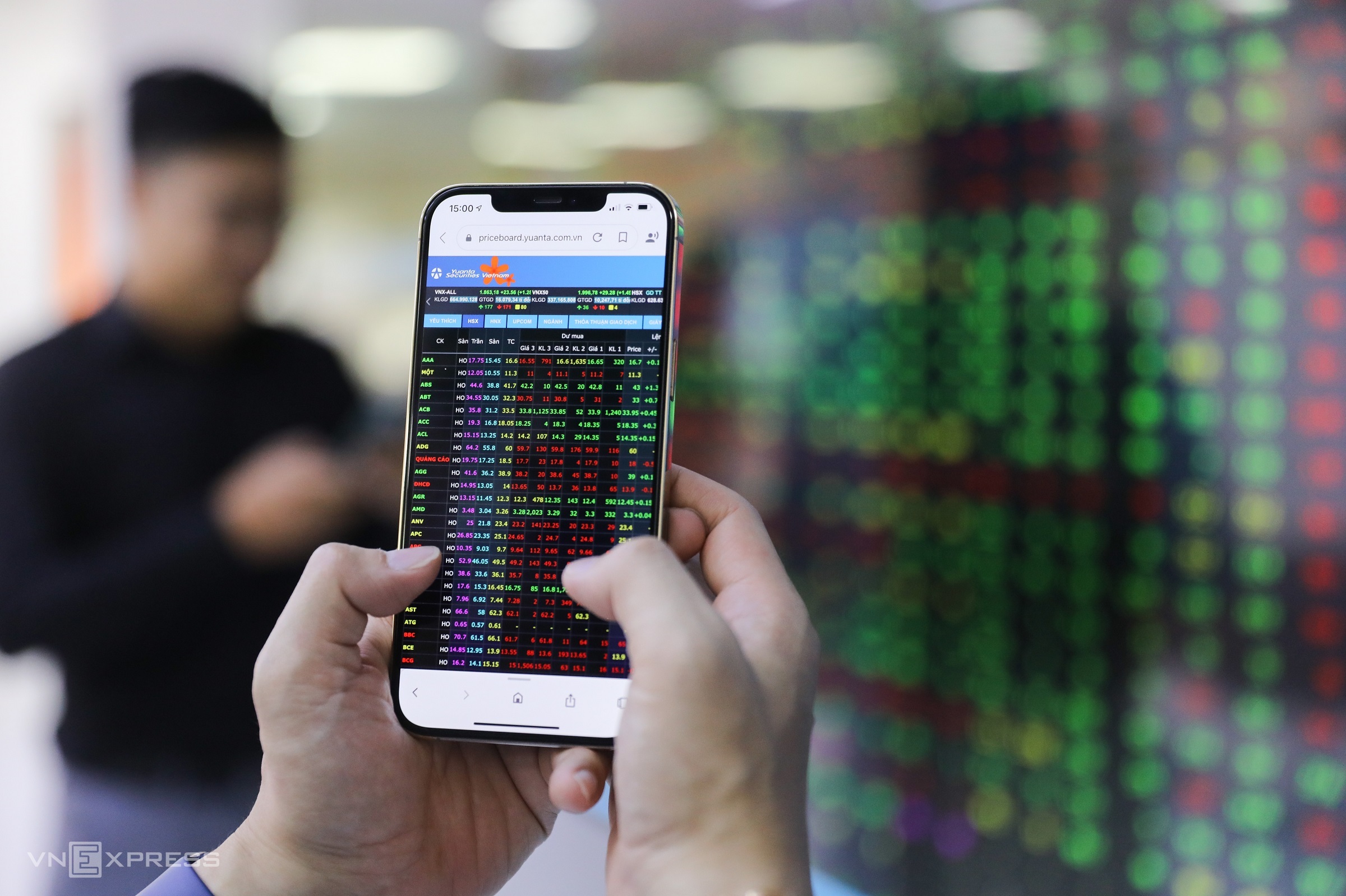 quyn8556-1153-1684091456 Giao dịch tại quầy công ty chứng khoán tại Quận 1, TP HCM. Ảnh: Quỳnh Trần