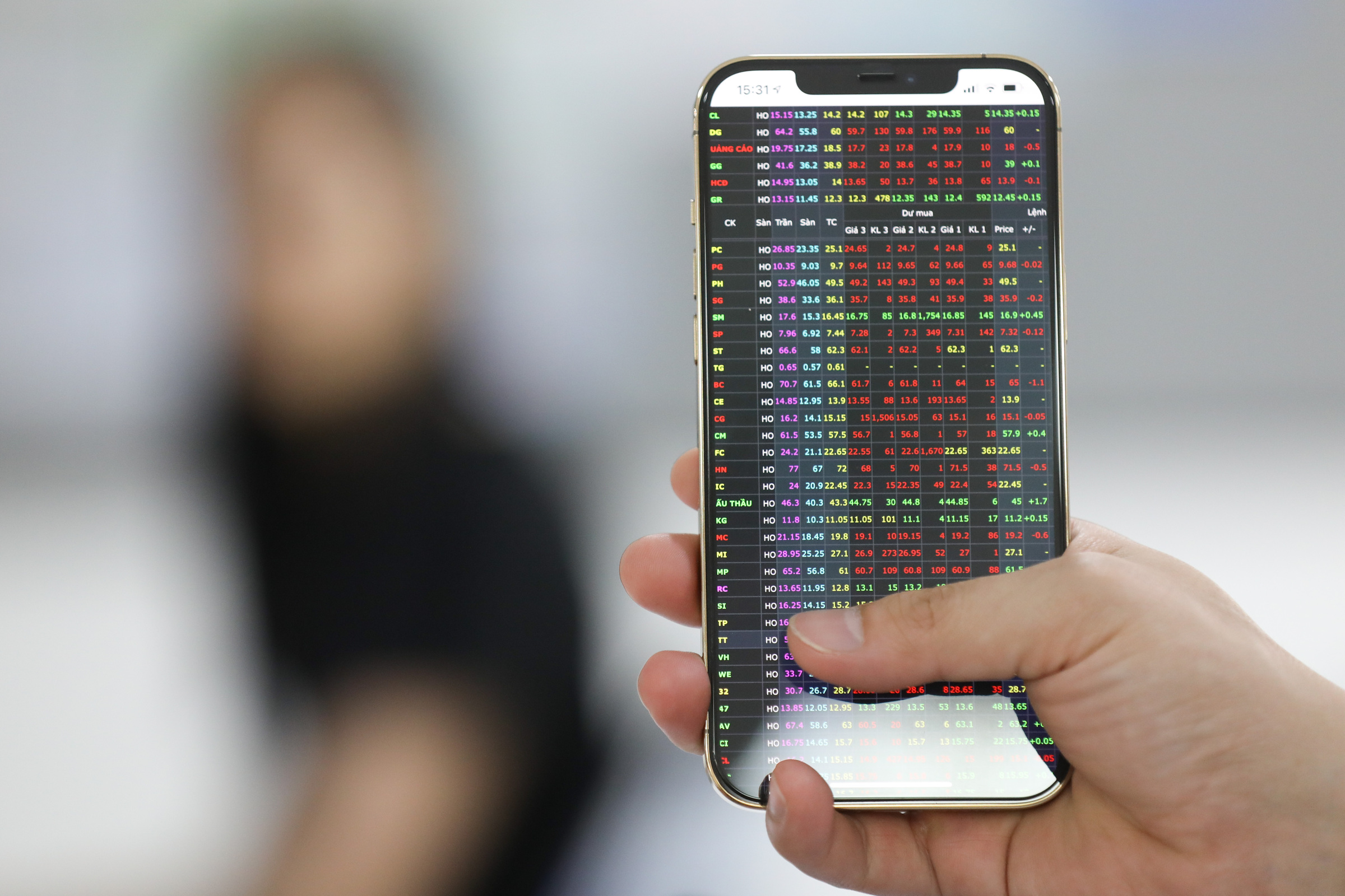 quyn8923-6562-1683807633 Nhà đầu tư đang theo dõi thị trường chứng khoán tại một sàn giao dịch quận 1, tháng 3/2021. Ảnh: Quỳnh Trần