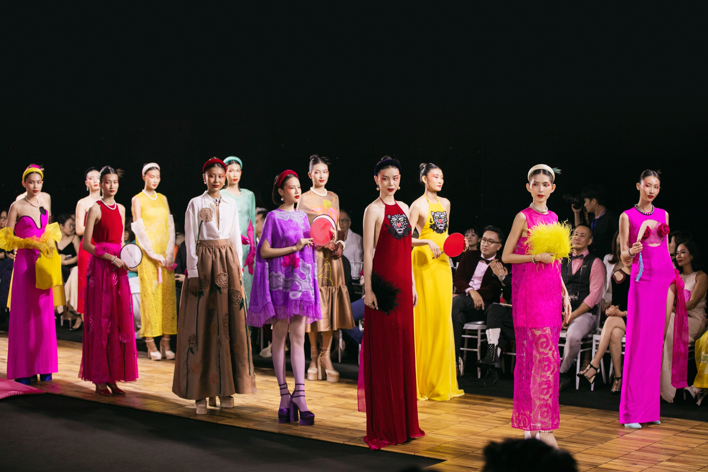 show-dien-cua-ntk-ha-linh-thu-9222-8341-1684987400 Nhà mốt mang đến không gian thời trang gắn với nghệ thuật truyền thống tại show diễn, tối 24/5. Hà Linh Thư lấy cảm hứng nghệ thuật chèo với nhân vật chính là Thị Mầu, từng xuất hiện trong thơ văn, hội họa, âm nhạc, để thực hiện bộ sưu tập.