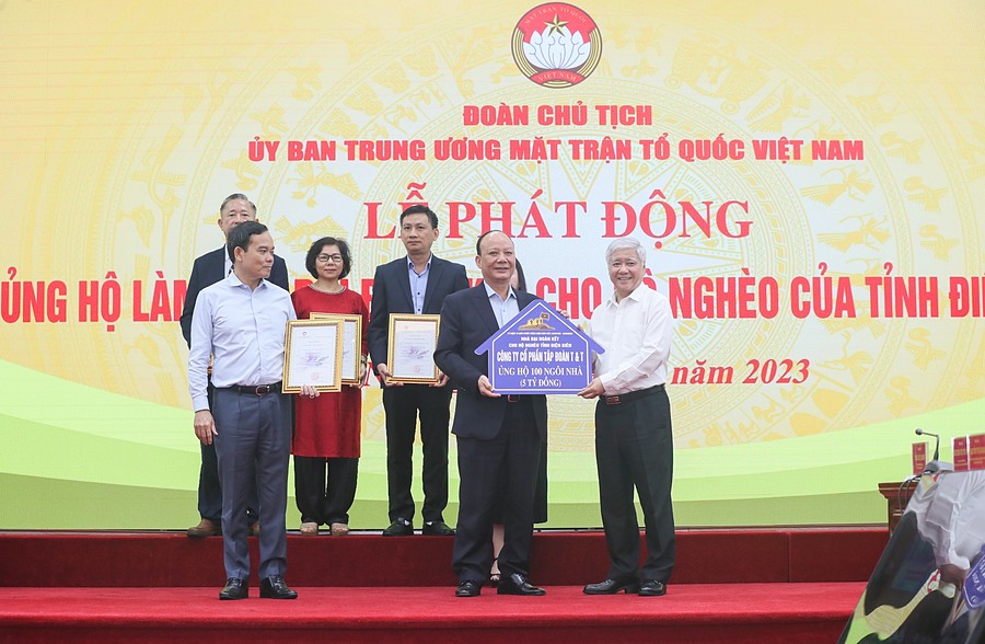 t-t1-1684133728-9767-1684134029 Ông Nguyễn Tất Thắng (đứng giữa) - Chủ tịch HĐQT Tập đoàn T&T Group trao tặng hỗ trợ cho hộ nghèo tỉnh Điện Biên. Ảnh: T&T Group